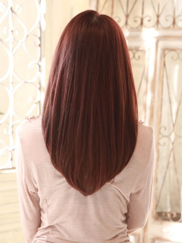 レイヤーの入った内巻きスタイルですっきりとしたロングスタイル