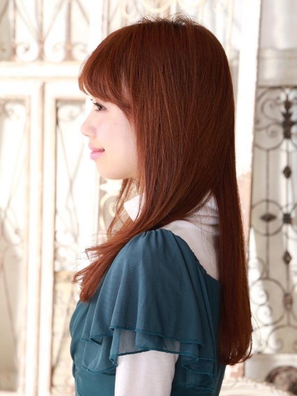 明るめのカラーに内巻きスタイルで華やかなロングスタイルに