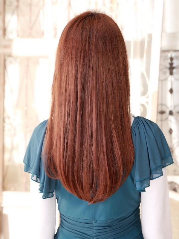 明るめのカラーに内巻きスタイルで華やかなロングスタイルに