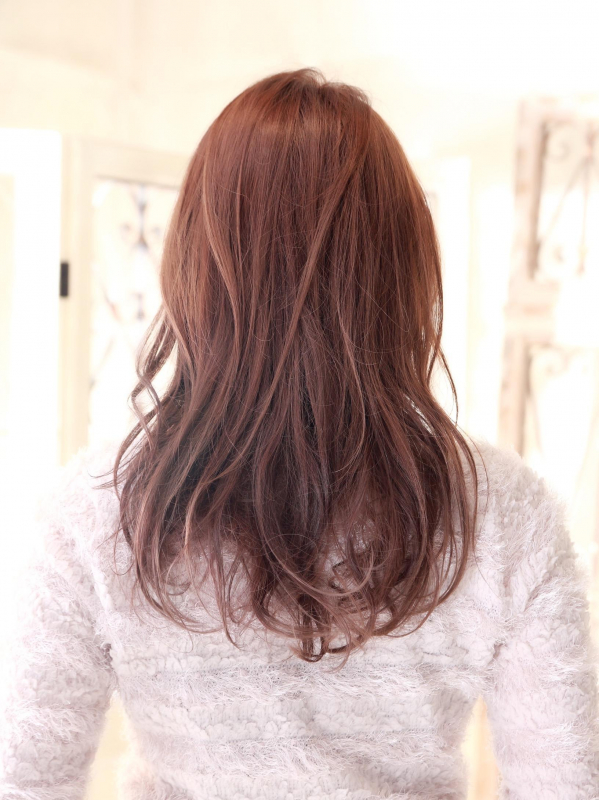 ミックスカールに流した前髪でフェミニンなロングスタイルに