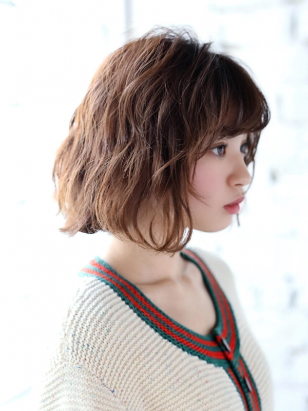 大人可愛い波巻きのボブスタイル