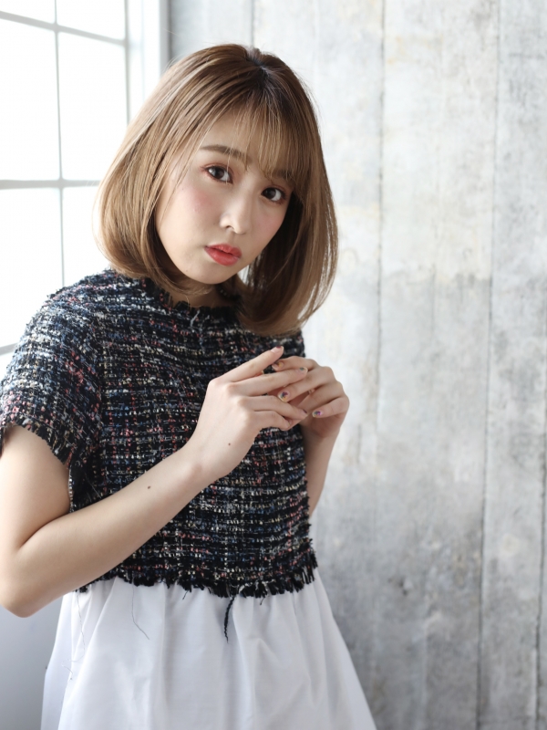 ハイトーンの内巻きでお洒落なボブスタイルに