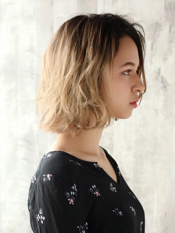 透明感のあるハイトーンパーマのボブスタイル