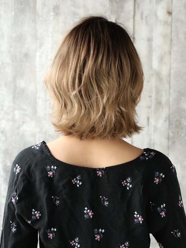 透明感のあるハイトーンパーマのボブスタイル