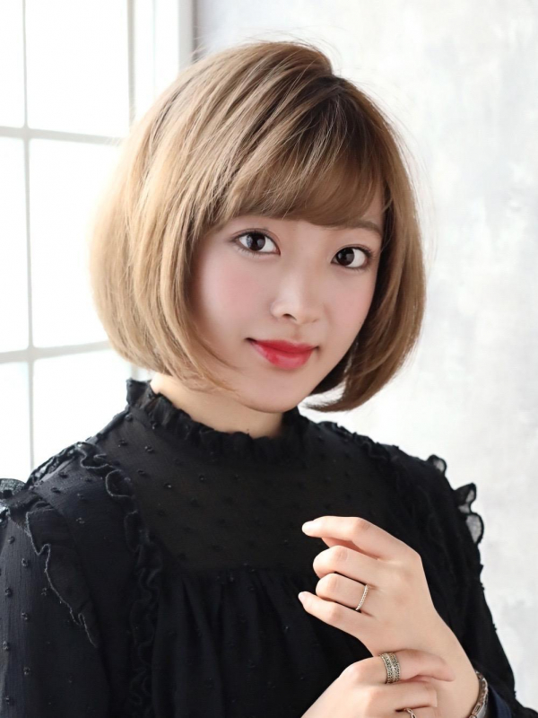 洗練されたハイトーンの上品ボブスタイル