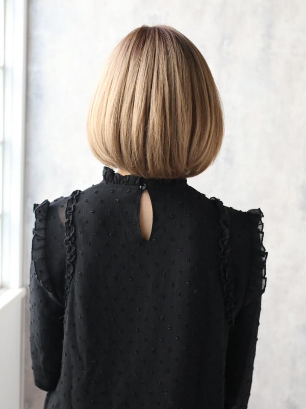 洗練されたハイトーンの上品ボブスタイル