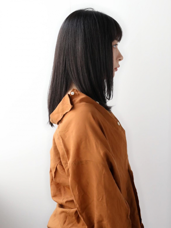 ワイドバングの暗髪ミディアムストレート