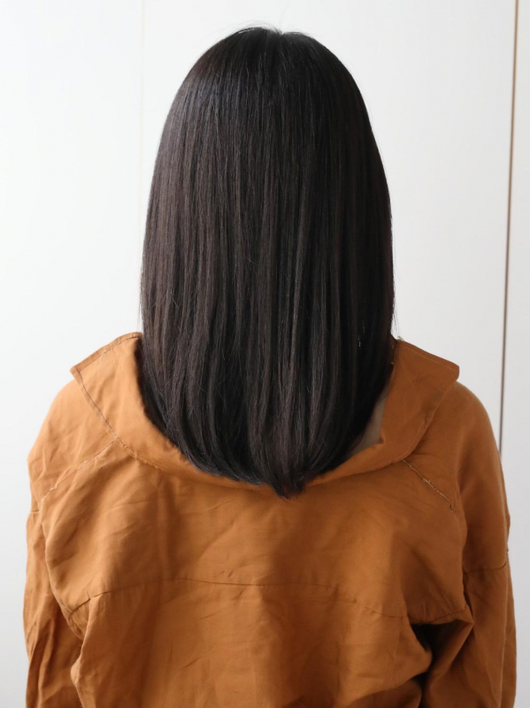ワイドバングの暗髪ミディアムストレート