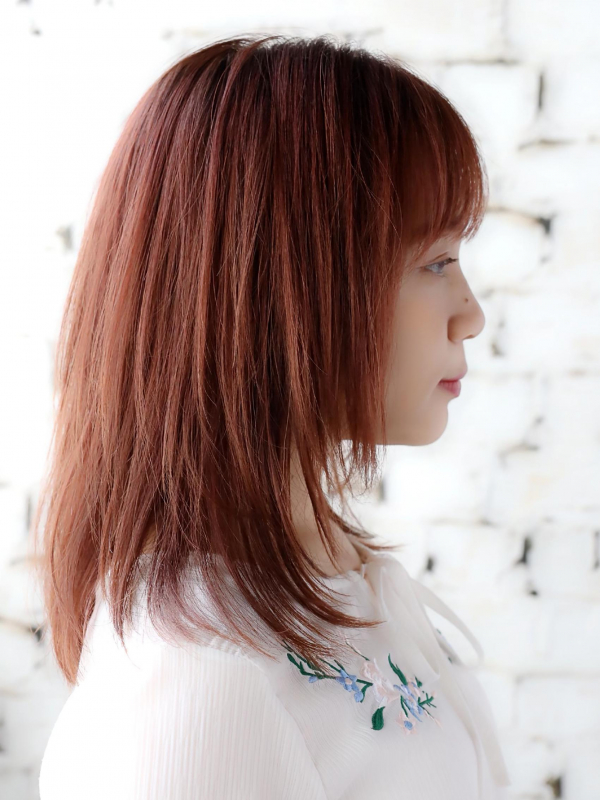 レイヤーカット×ミディアムウルフのアッシュピンクストレート