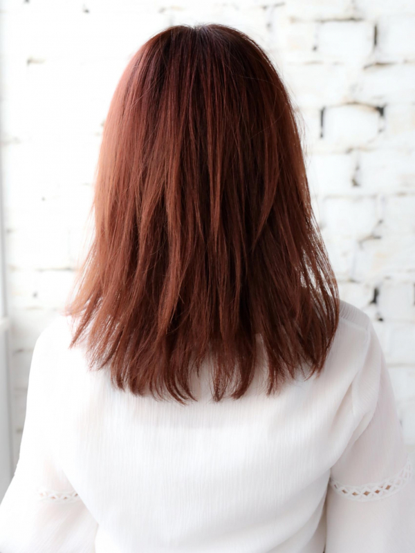 レイヤーカット×ミディアムウルフのアッシュピンクストレート