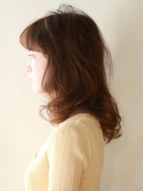 厚めのワイドバングとゆるウェーブで最強かわいいミディアムヘア