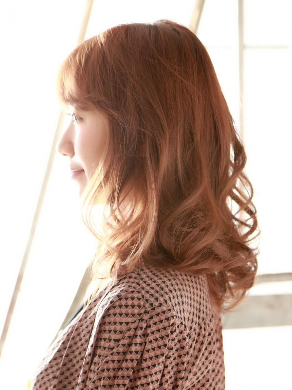 ゆるふわパーマがフェミニンな前髪ありのミディアムウェーブ