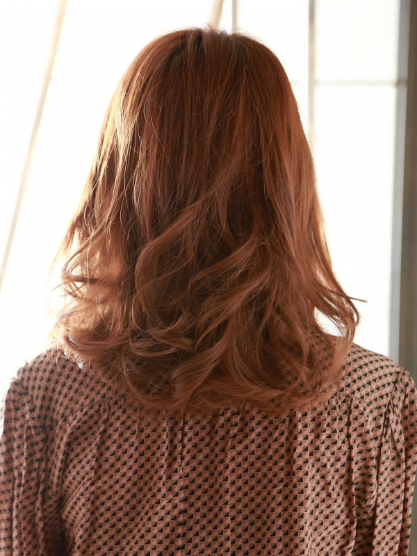 ゆるふわパーマがフェミニンな前髪ありのミディアムウェーブ