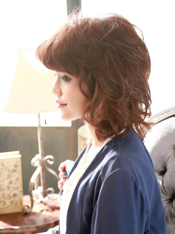 厚め前髪×ふわふわパーマの愛されミディアムヘア