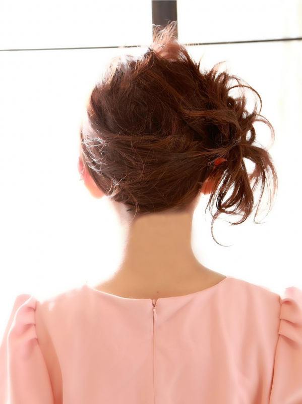 キュートでポップなミディアムヘアのサイドアレンジ