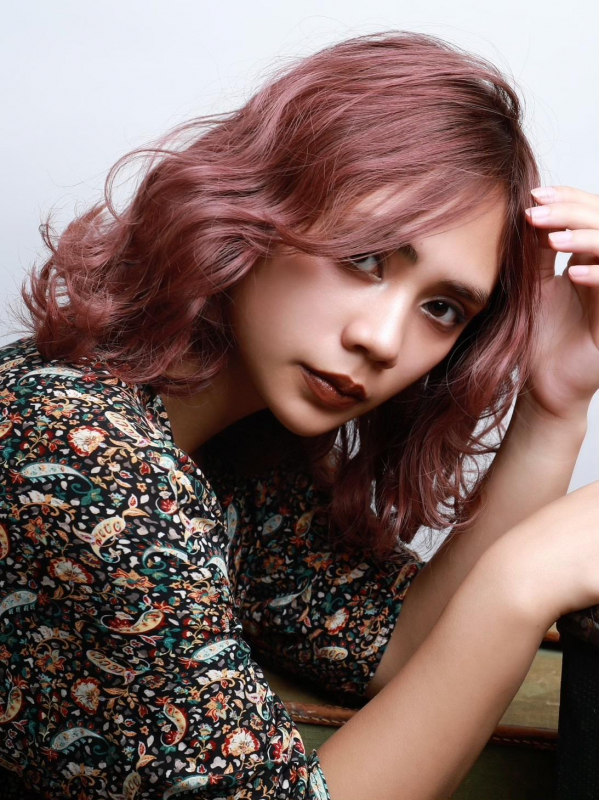 ピンク系カラーとパーマでスパイシー☆前髪なしミディアム