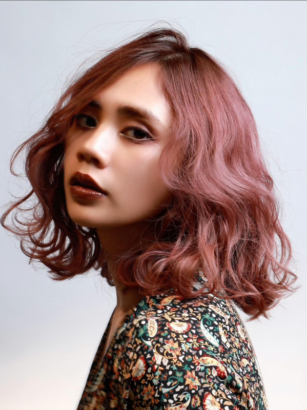 ピンク系カラーとパーマでスパイシー☆前髪なしミディアム