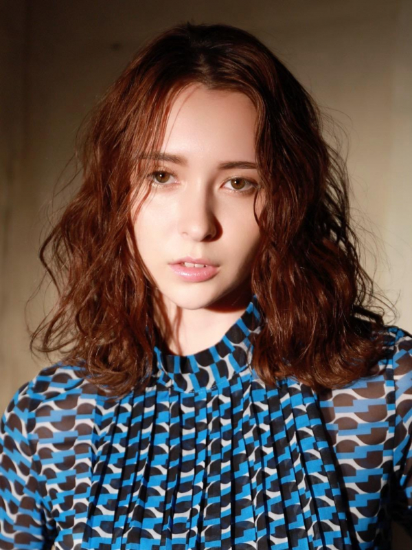 前髪なしセンターパートの外国人風ミディアムパーマ