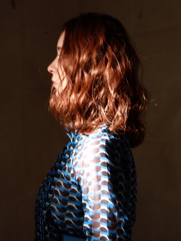 前髪なしセンターパートの外国人風ミディアムパーマ