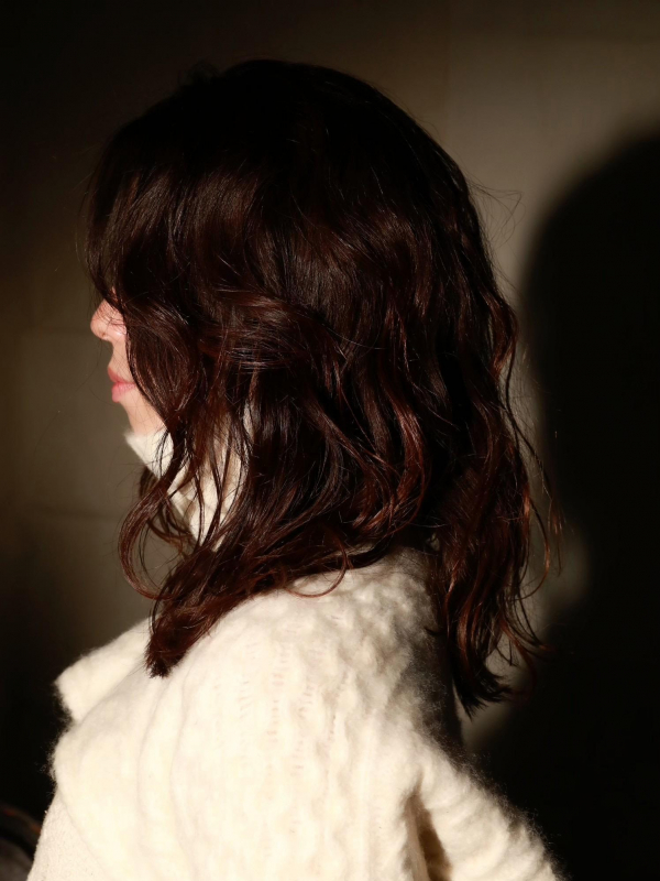 アンニュイなウザバングが大人っぽいミディアム×パーマヘア