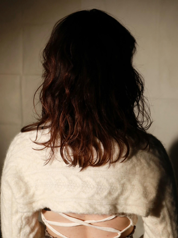 アンニュイなウザバングが大人っぽいミディアム×パーマヘア