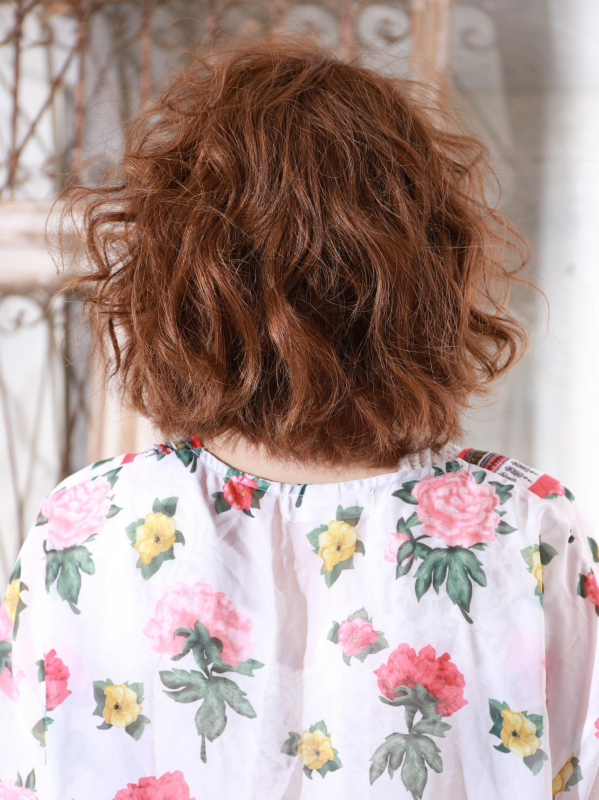 スパイラルパーマで外国人風ミディアムヘア