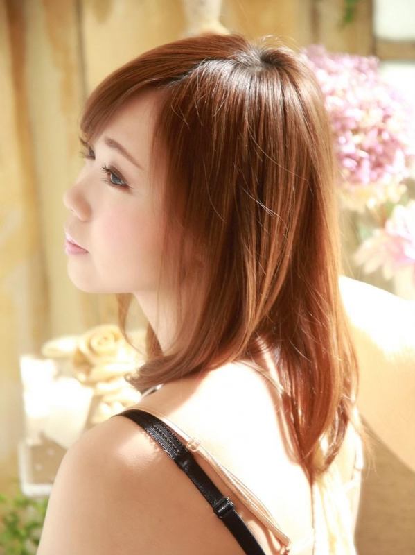 明るめカラーとレイヤーで軽やか☆内巻きミディアム×ストレート