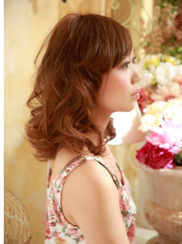 明るめカラーとふわふわウェーブのミディアム×パーマヘア