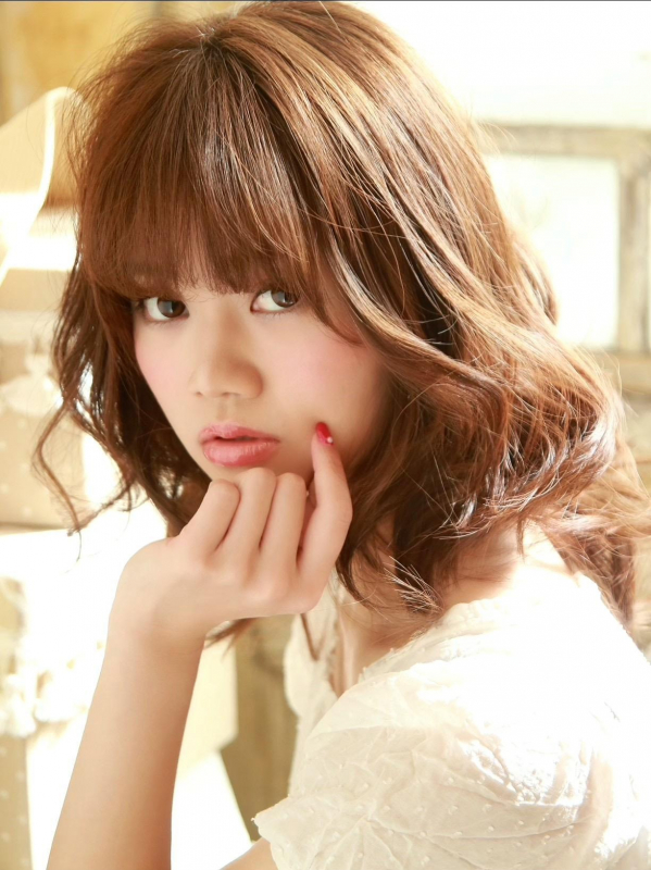 明るめブラウンとウェーブがフェミニンなミディアム×パーマヘア