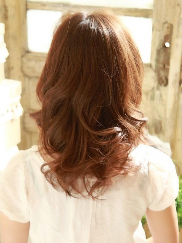 明るめブラウンとウェーブがフェミニンなミディアム×パーマヘア