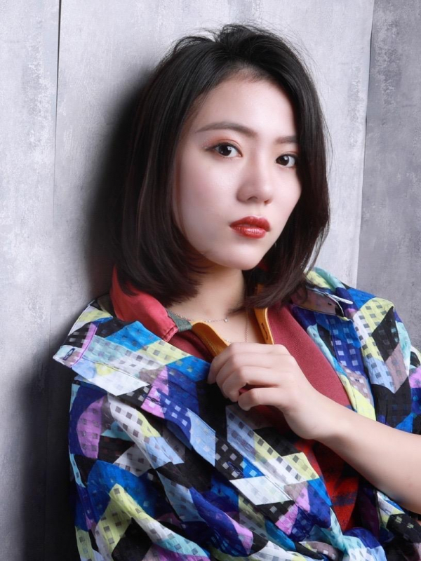 かきあげ前髪が大人ムードな黒髪ミディアムストレート