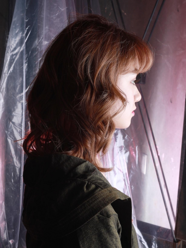 控えめシースルーバングとパーマでフェミニンなミディアムヘア