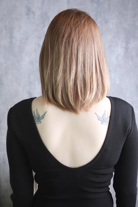 前髪なしで大人カジュアル！ ハイトーンのミディアムストレート