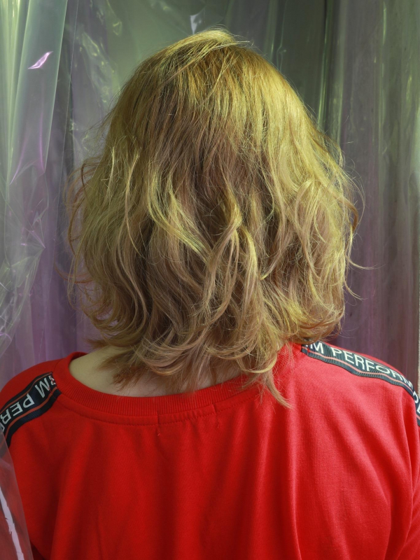 ひし形シルエットで小顔に☆前髪なしハイトーンのパーマヘア