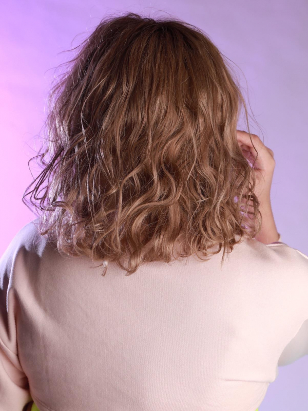 ハイトーンカラーで外国人風ミディアムのソバージュスタイル