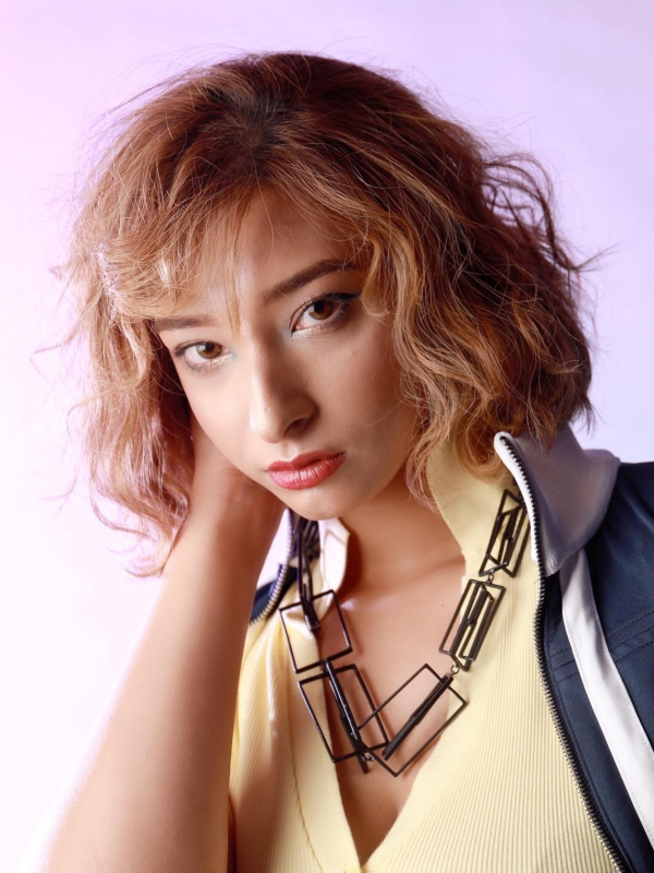 ミディアムヘアをパーマ×ハイトーンカラーでスパイシーに