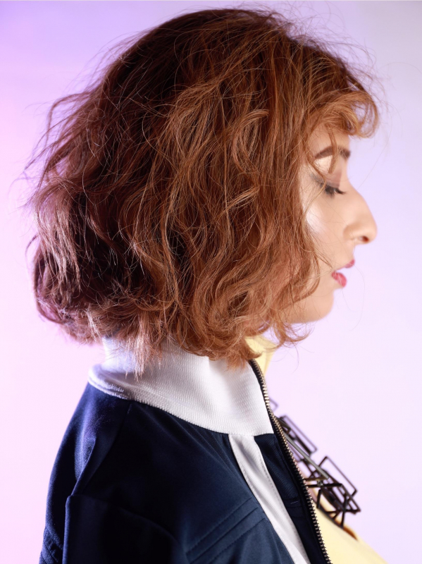 ミディアムヘアをパーマ×ハイトーンカラーでスパイシーに