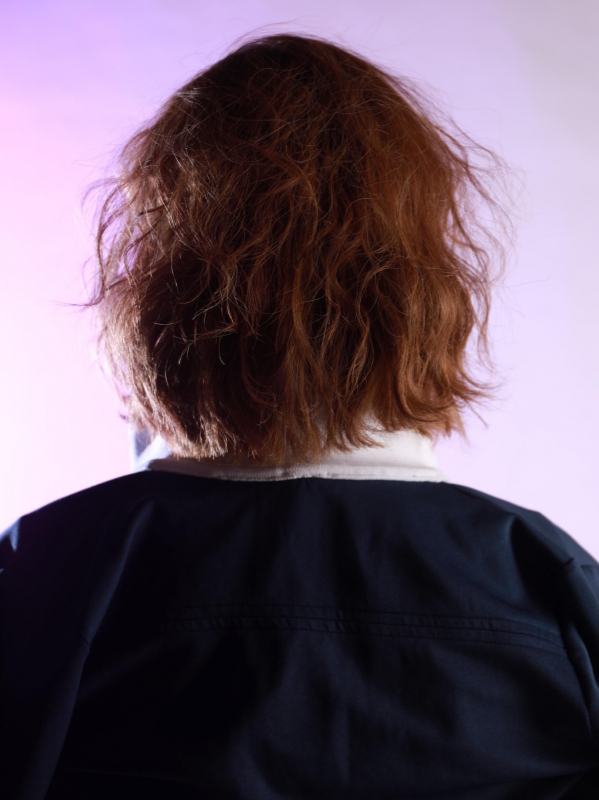 ミディアムヘアをパーマ×ハイトーンカラーでスパイシーに