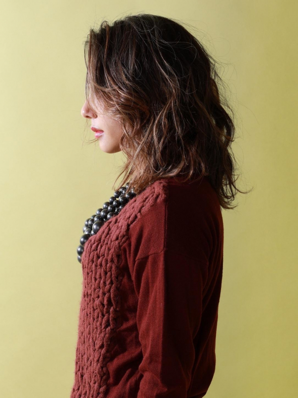 かきあげ前髪でとラフなウェーブの辛口ミディアム×パーマヘア