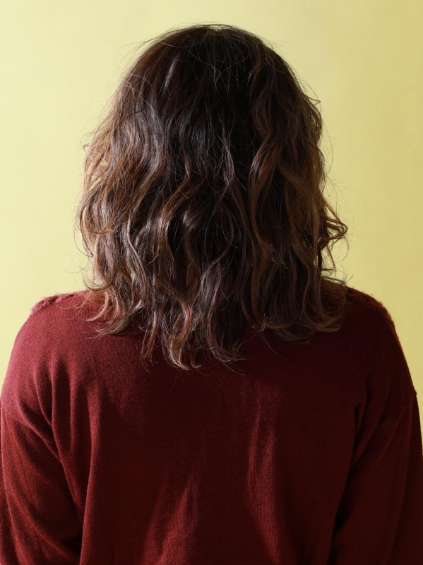 かきあげ前髪でとラフなウェーブの辛口ミディアム×パーマヘア