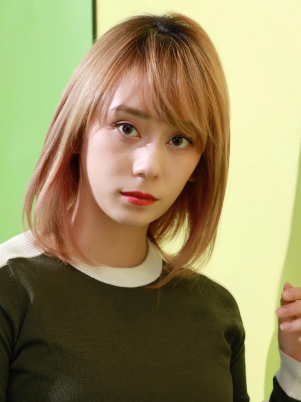 ハイトーンカラーで楽しむシンプルなストレート×ミディアム