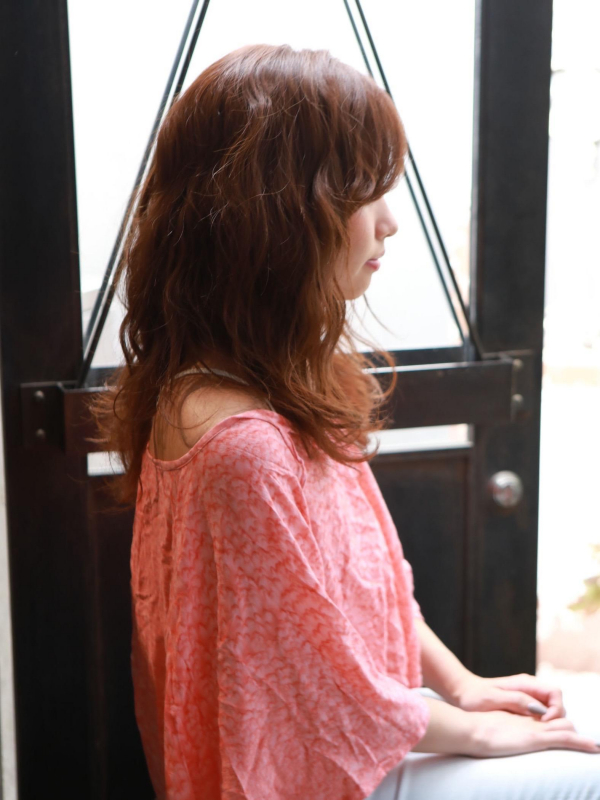 甘めカラー×ゆるふわウェーブの愛されセミロング