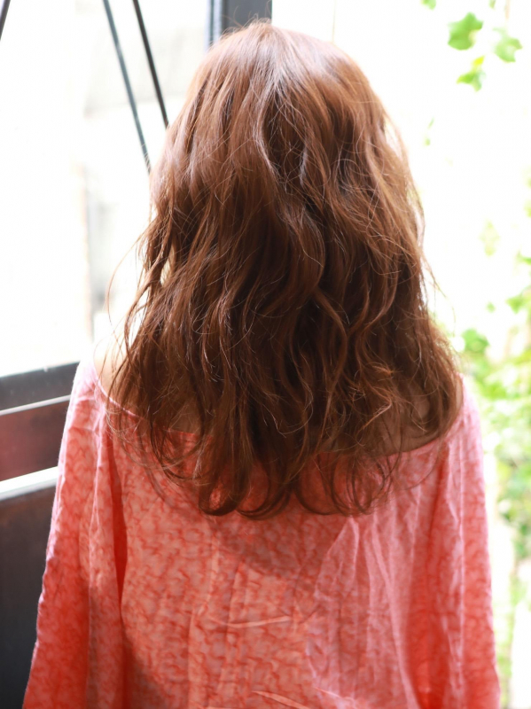 甘めカラー×ゆるふわウェーブの愛されセミロング