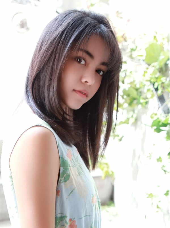 シースルーバングで透明感あふれる黒髪ストレートセミロング