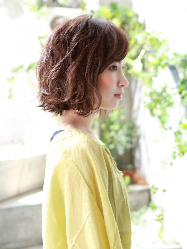 こなれ感あるフェミニンな印象のパーマボブスタイル