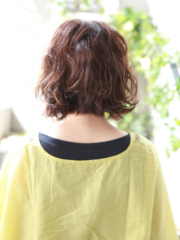 こなれ感あるフェミニンな印象のパーマボブスタイル