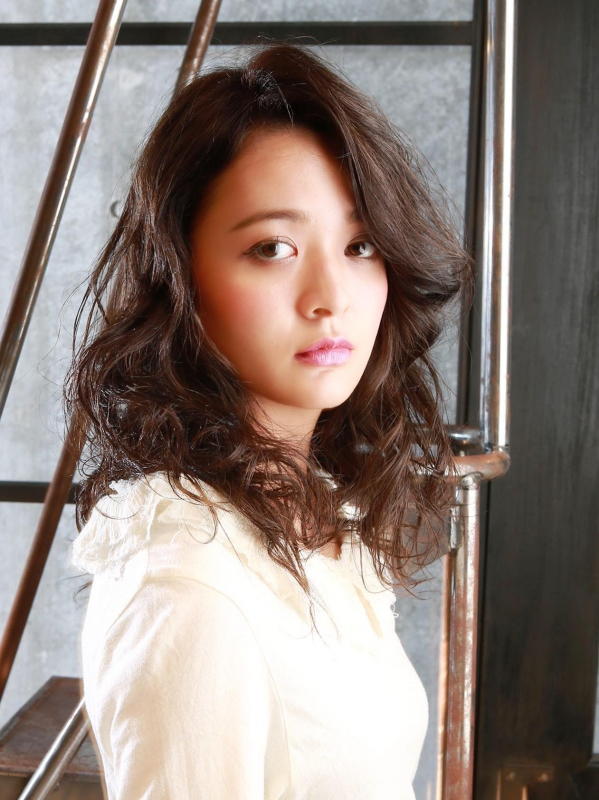 ツヤ髪×レイヤーカットの大人セミロングウェーブ