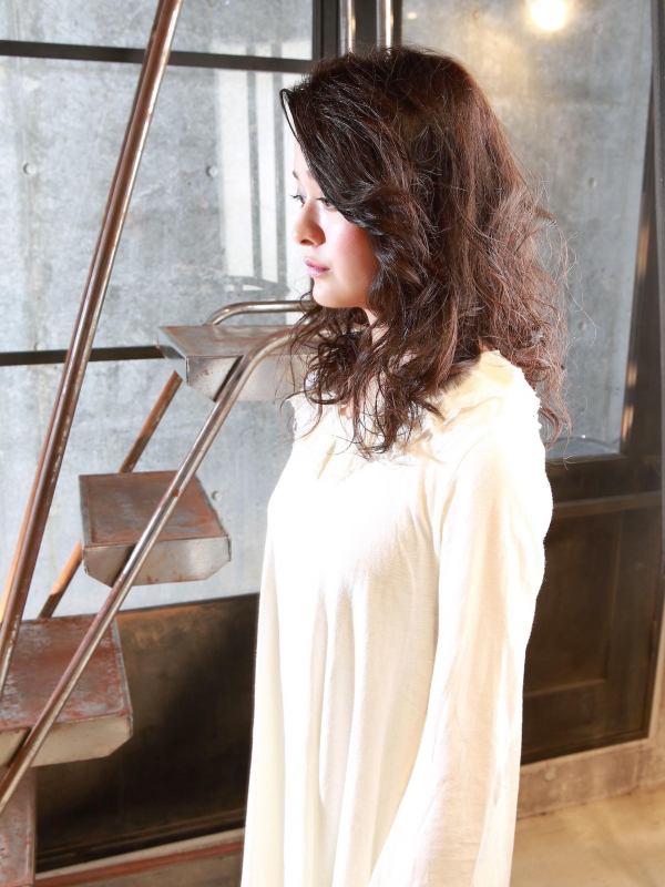 ツヤ髪×レイヤーカットの大人セミロングウェーブ