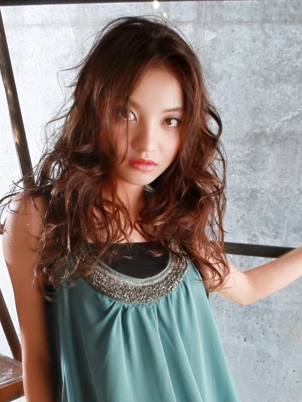 センターパート×ゆるふわウェーブのリラクシーな大人セミロング