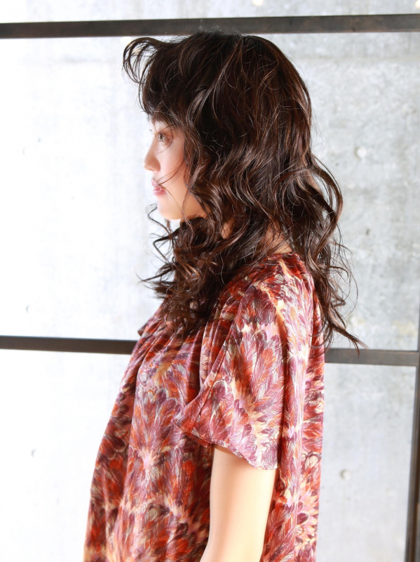 ウェットスタイリングで大人のツイストパーマ×セミロング